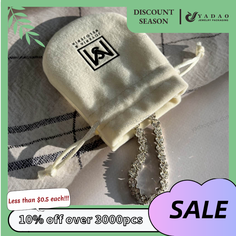 bolso de terciopelo color beige forma redonda