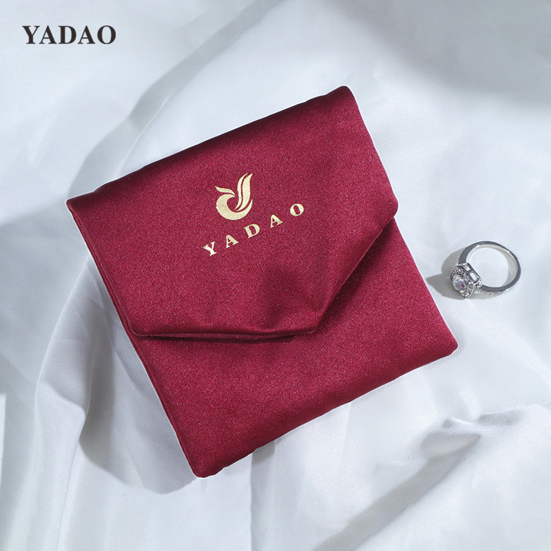 サテンとスエードで仕上げたワインレッドカラーのジュエリーパッケージポーチ