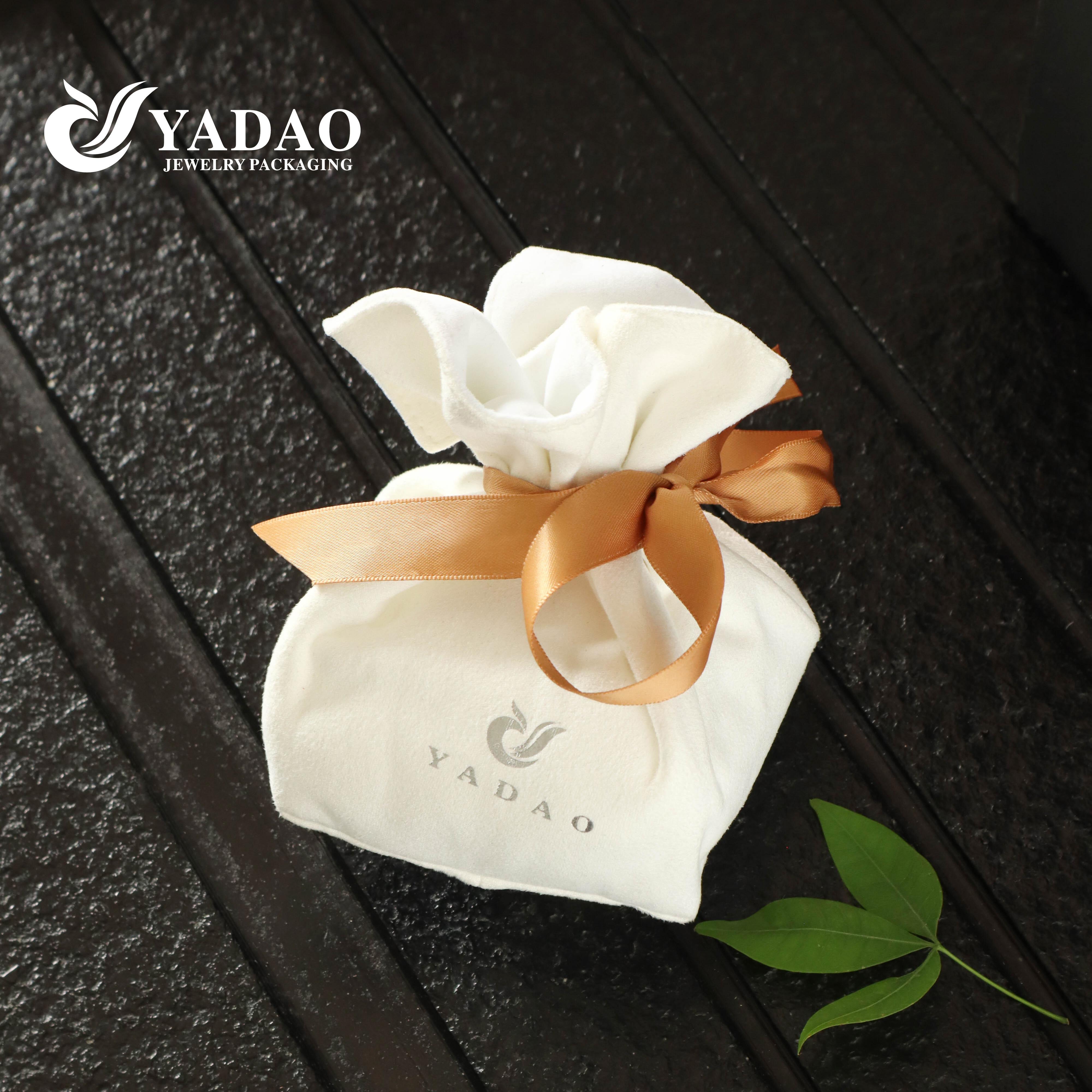 シルクリボンボウノット付きの白いスエードギフトパッケージ