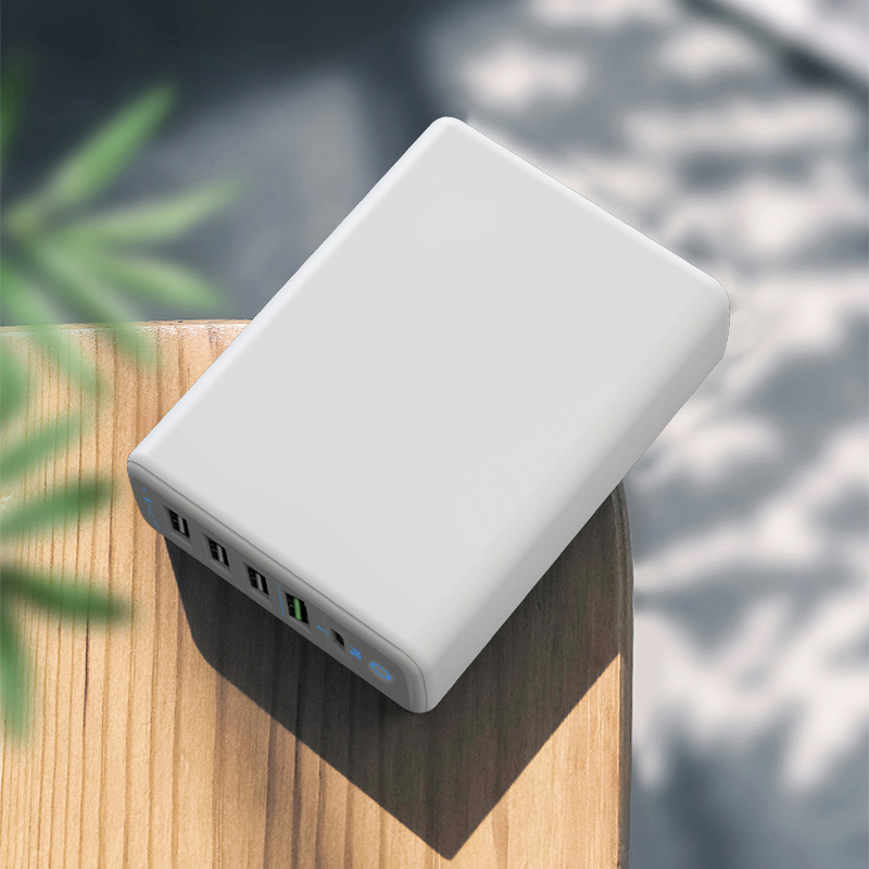 中国 60W PD快速充电USB C充电器QC 3.0端口和3个USB端口快速充电器 制造商