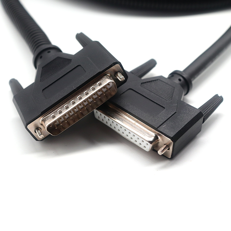 China Aangepaste RS-422 DB25 Pin Male naar Female seriële verlengkabel met kunststof ribbelbuis fabrikant