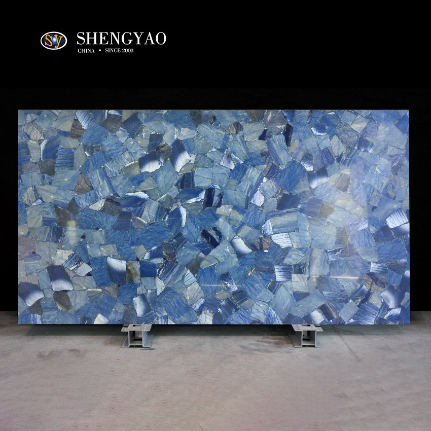 Polieren der blauen Aventurinplatte