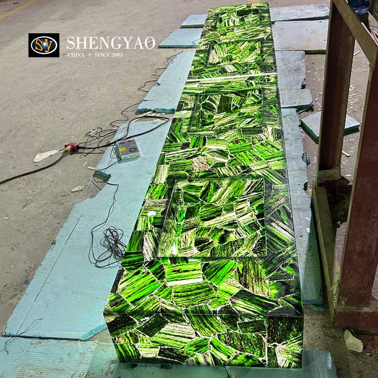 كونترتوب بالوعة مزدوجة من الزمرد الأخضر بإضاءة خلفية ، الشركة المصنعة لحوض الأحجار شبه الكريمة