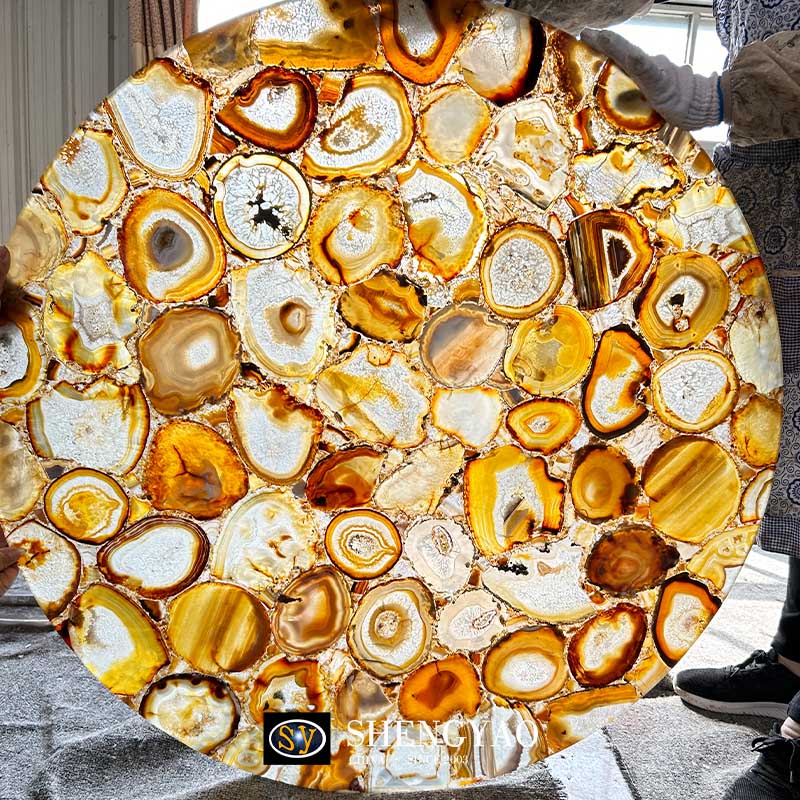 Haut de table en pierre d'agate brun rétro-éclairé, comptoir des pierres de pierres translucides rondes