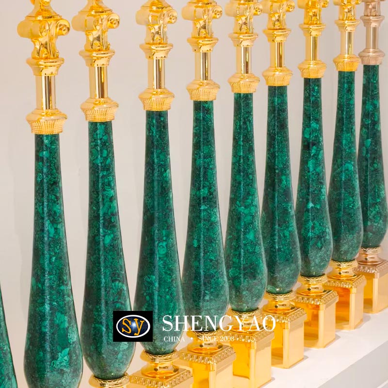 Balustrade de luxe en malachite, balustrade en pierres précieuses avec laiton