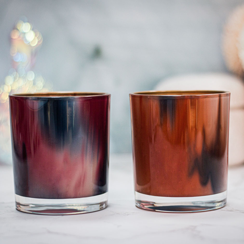 Remplir des contenants de bougies en verre coloré de 8 oz