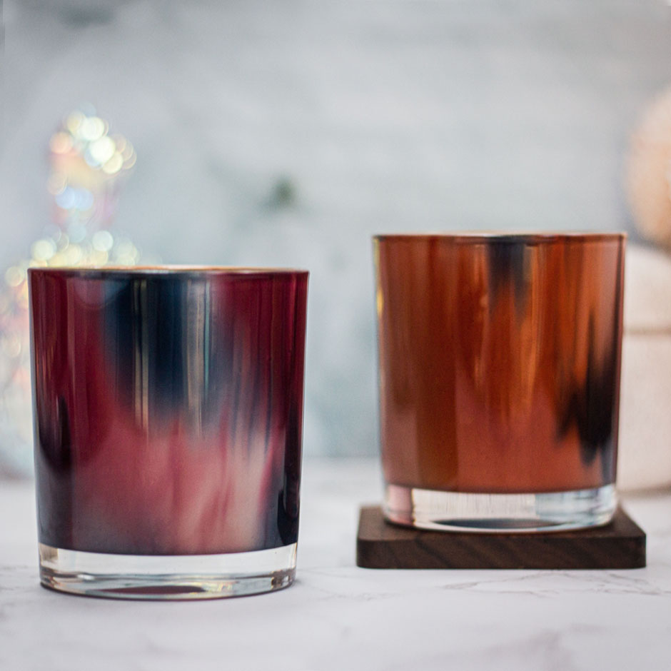 Remplir des contenants de bougies en verre coloré de 8 oz