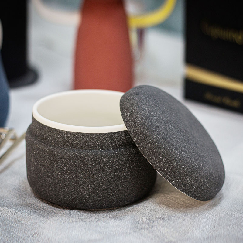 حاوية شمعة من السيراميك الأسود مع غطاء