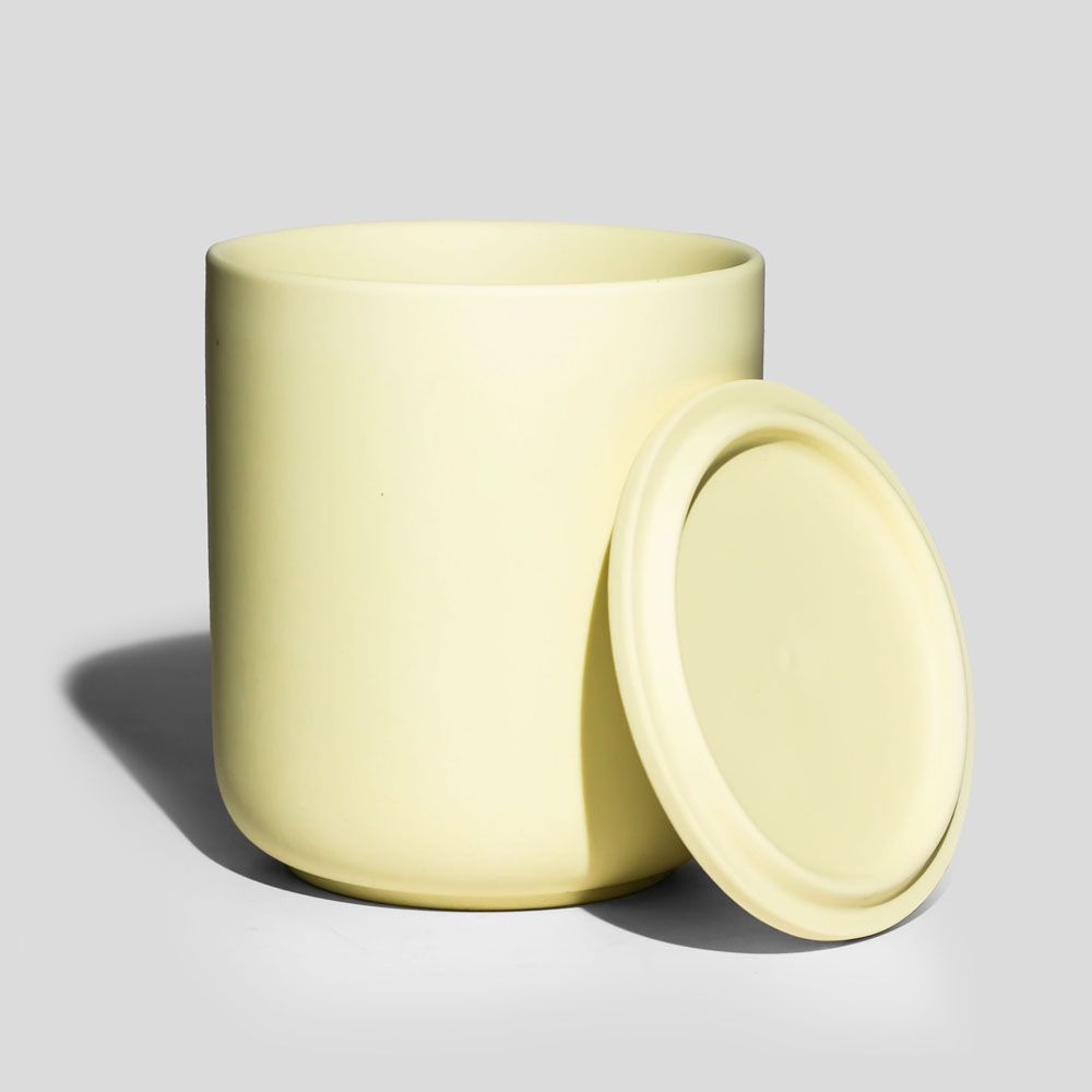 Elegante copo de vela de cerâmica amarela nórdica