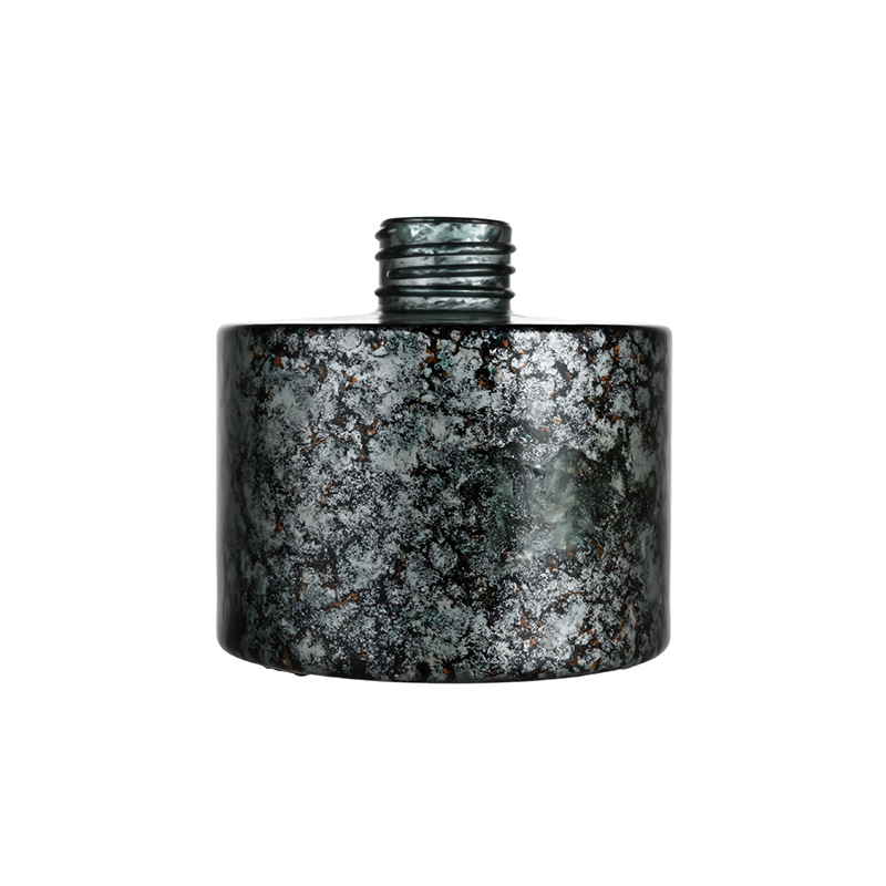 ヴィンテージの錆びた斑点のあるガラスのディフューザーボトル、スクリューネック付き