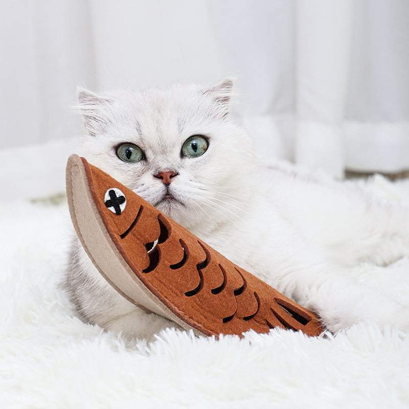 Roast Fish Design Pet Feeding Toy Snuffle Training Jingle Bell Companion Hat Fun Toy für Hund Katze
