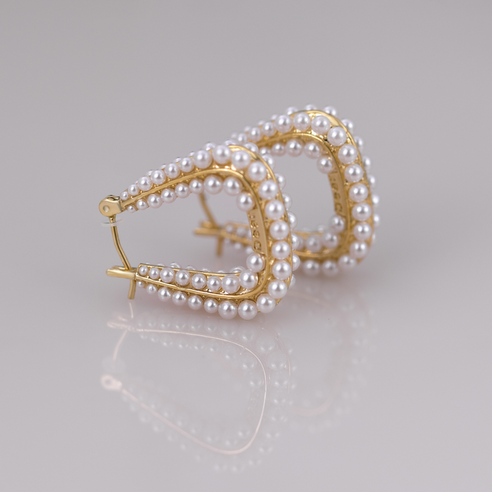 Модные ультрамодные украшения с белыми жемчужинами обруча Micro прокладывают серьгу-гвоздик.