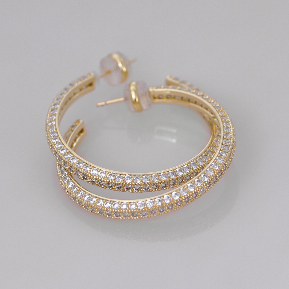 Orecchino a cerchio in zircone con pavimentazione completa di gioielli alla moda.