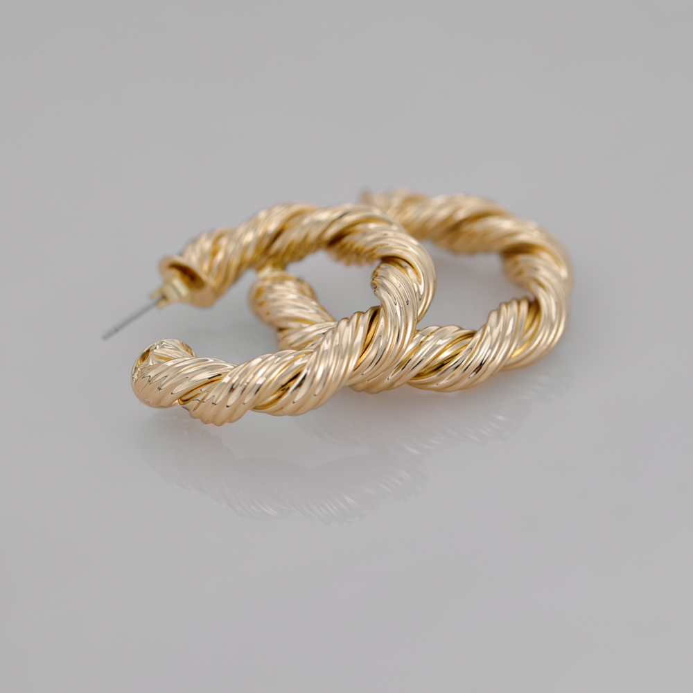 Pendientes de aro grandes torcidos de joyería exquisita para mujer.
