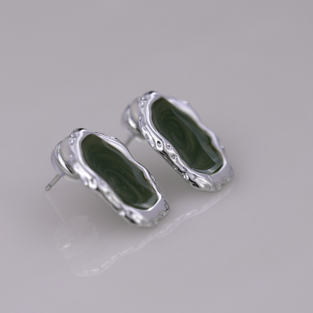 Orecchino retrò alla moda con smalto per gioielli alla moda.