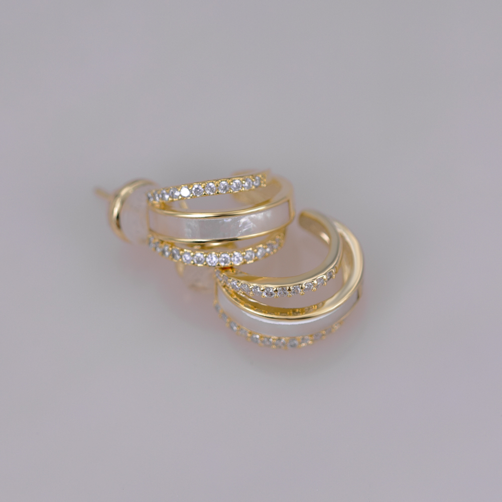 Gioielli all'ingrosso Orecchini a bottone con zirconi.