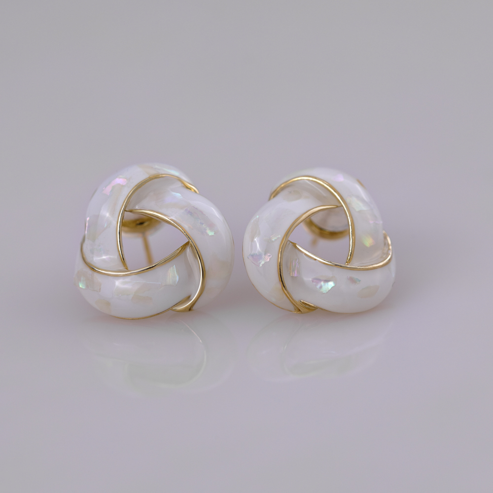 Boucles d'oreilles triangle en laiton plaqué or dégoulinant d'huile.