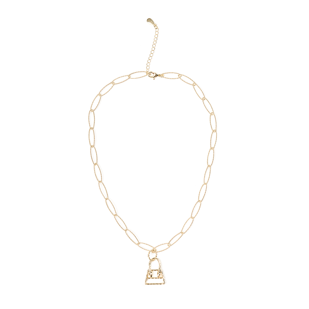 Collana a catena testurizzata con ciondolo a forma di borsa.