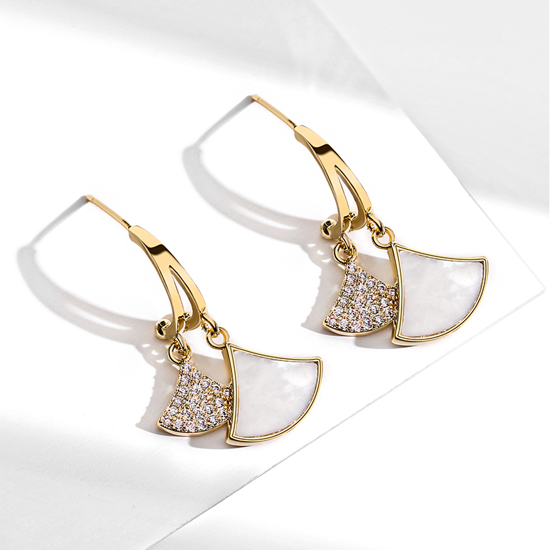 CZ Fächerförmige Rockohrringe.