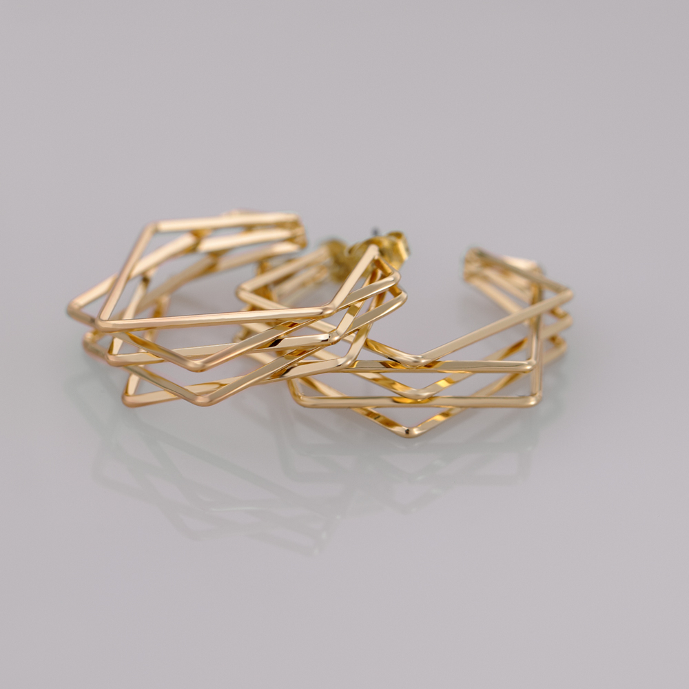 Orecchino a cerchio in ottone a mezza C irregolare a forma quadrata geometrica.