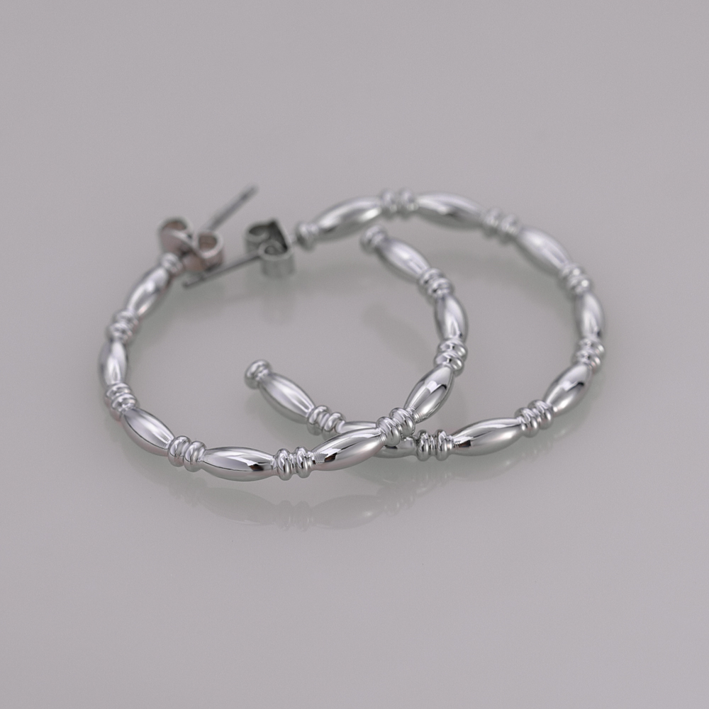 Pendiente Aro De Latón Media C En Forma De Bambú De Color Dorado.