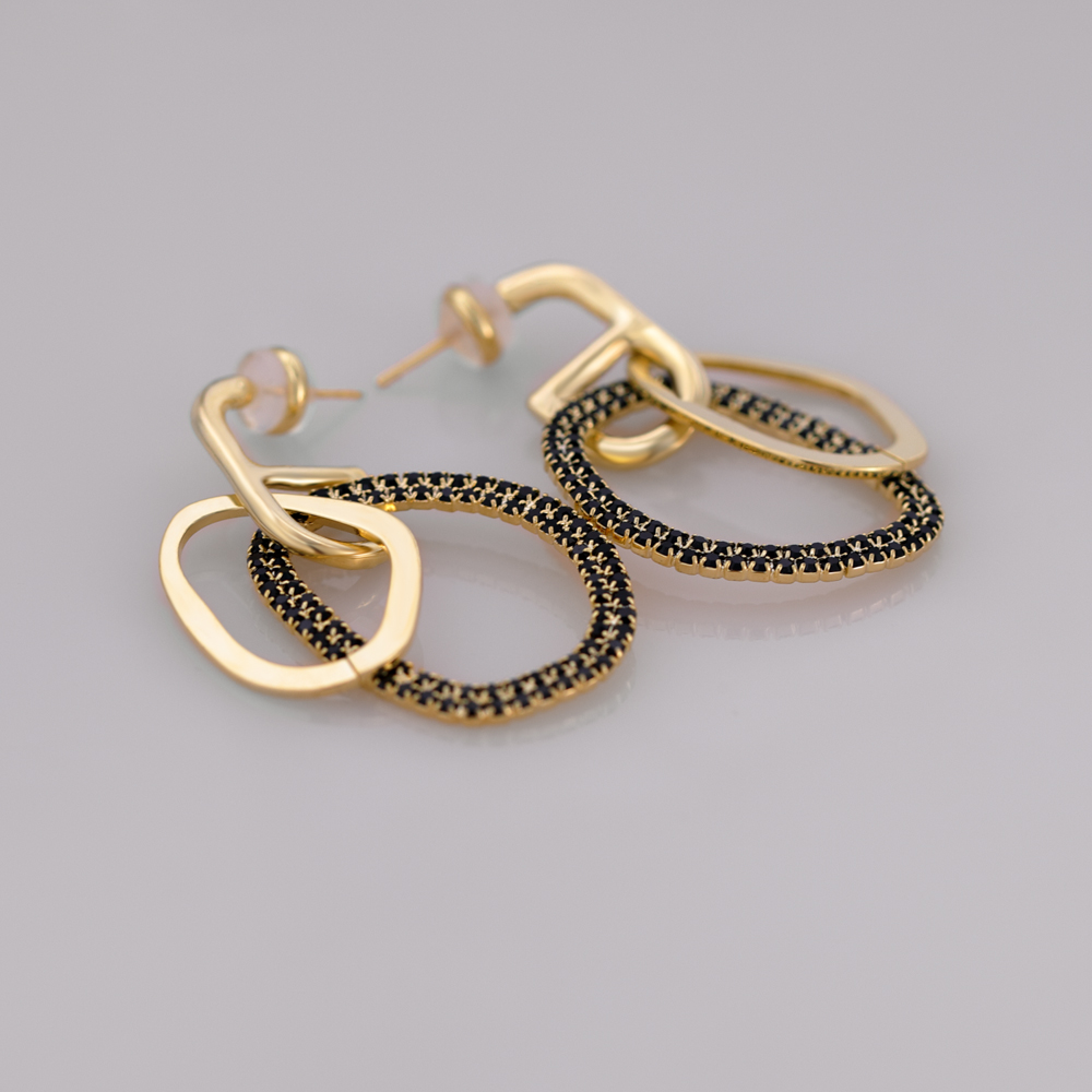 Серьги-гвоздики с подвесками из черного циркония с геометрическим рисунком.