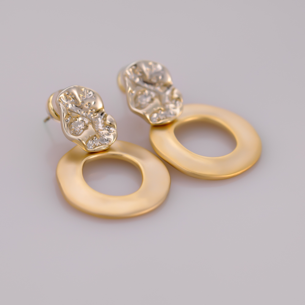 Винтажная латунная серьга с полым отверстием.