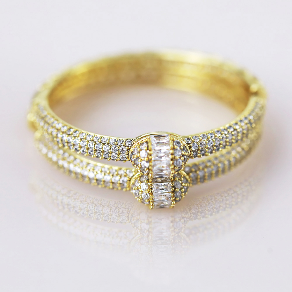 Orecchino a cerchio grande brillante con zirconi a pavimento pieno.