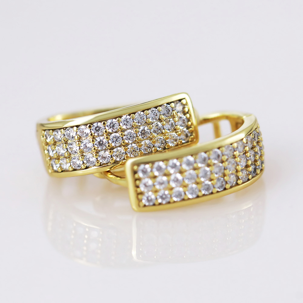 U-förmiger Clip-Ohrring mit Zirkonpavé.