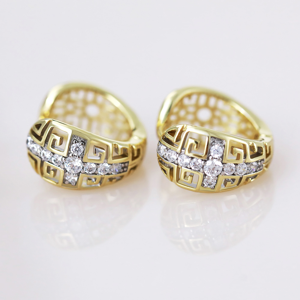 Серьги-клипсы неправильной круглой формы с крестом и цирконом.