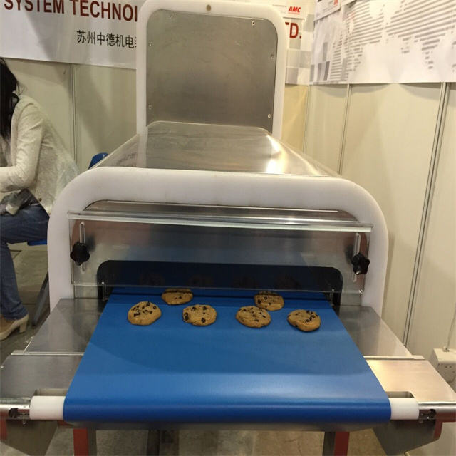 Cina Macchina di raffreddamento del cioccolato in acciaio inossidabile per il dispositivo di raffreddamento del refrigeratore del tunnel di raffreddamento-x-Luogo di origine: Jiangsu, Cina (continente) Fornito: ingegneri disponibili per la manutenzio