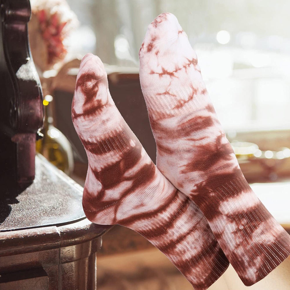 Chine Chaussettes Tie-Dye en gros à vendre, 5 paires à motif unique, chaussettes d'équipage pour femmes et hommes fabricant
