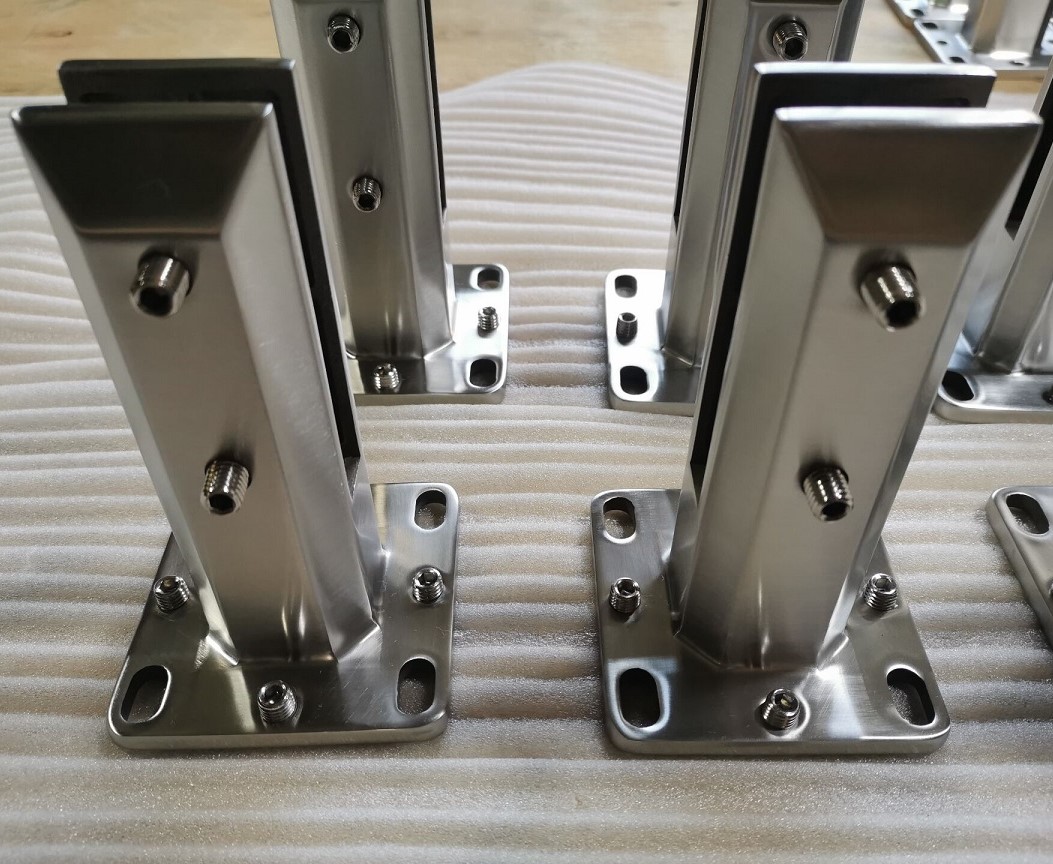 2022 تصميم جديد بدون إطار الدرابزين الزجاج سور 10-12mm سياج بركة زجاج حنفية وبركة زجاج