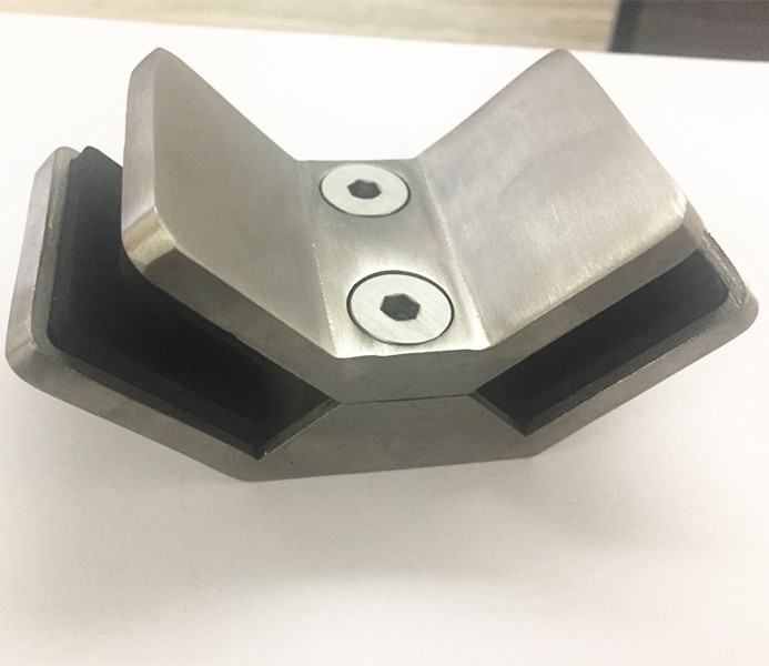 90 Grad Ecke Glasklemmen zwischen Glasscheiben