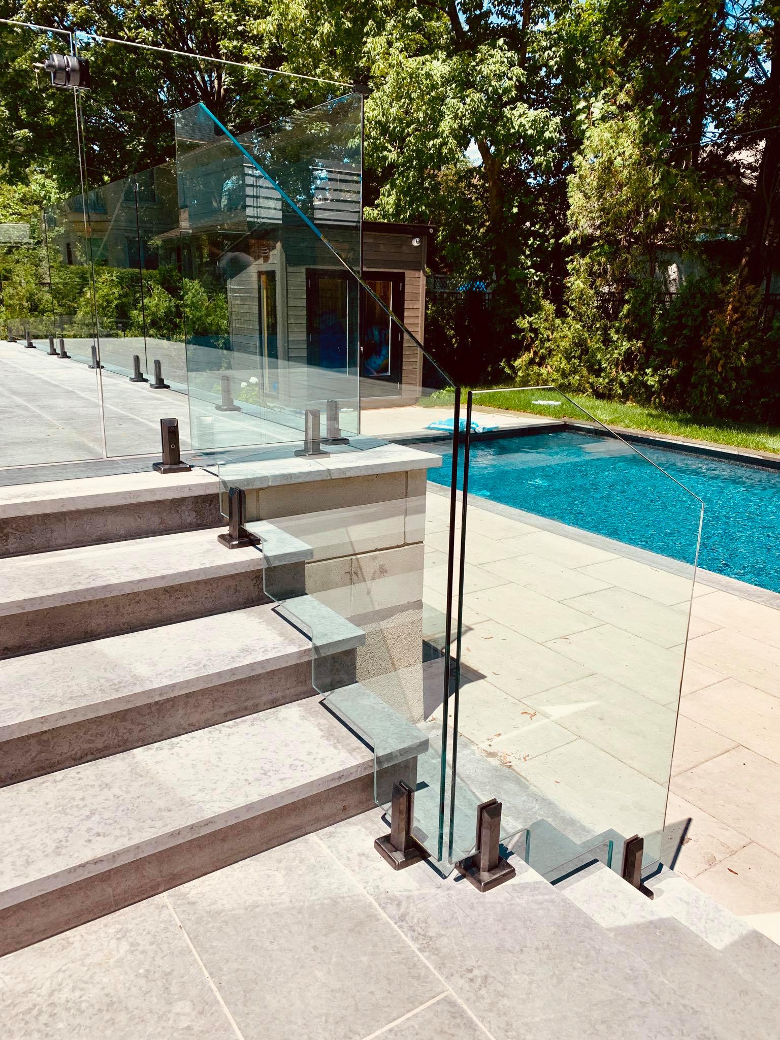 Czop ogrodzeniowy ze stali nierdzewnej w kolorze czarnym