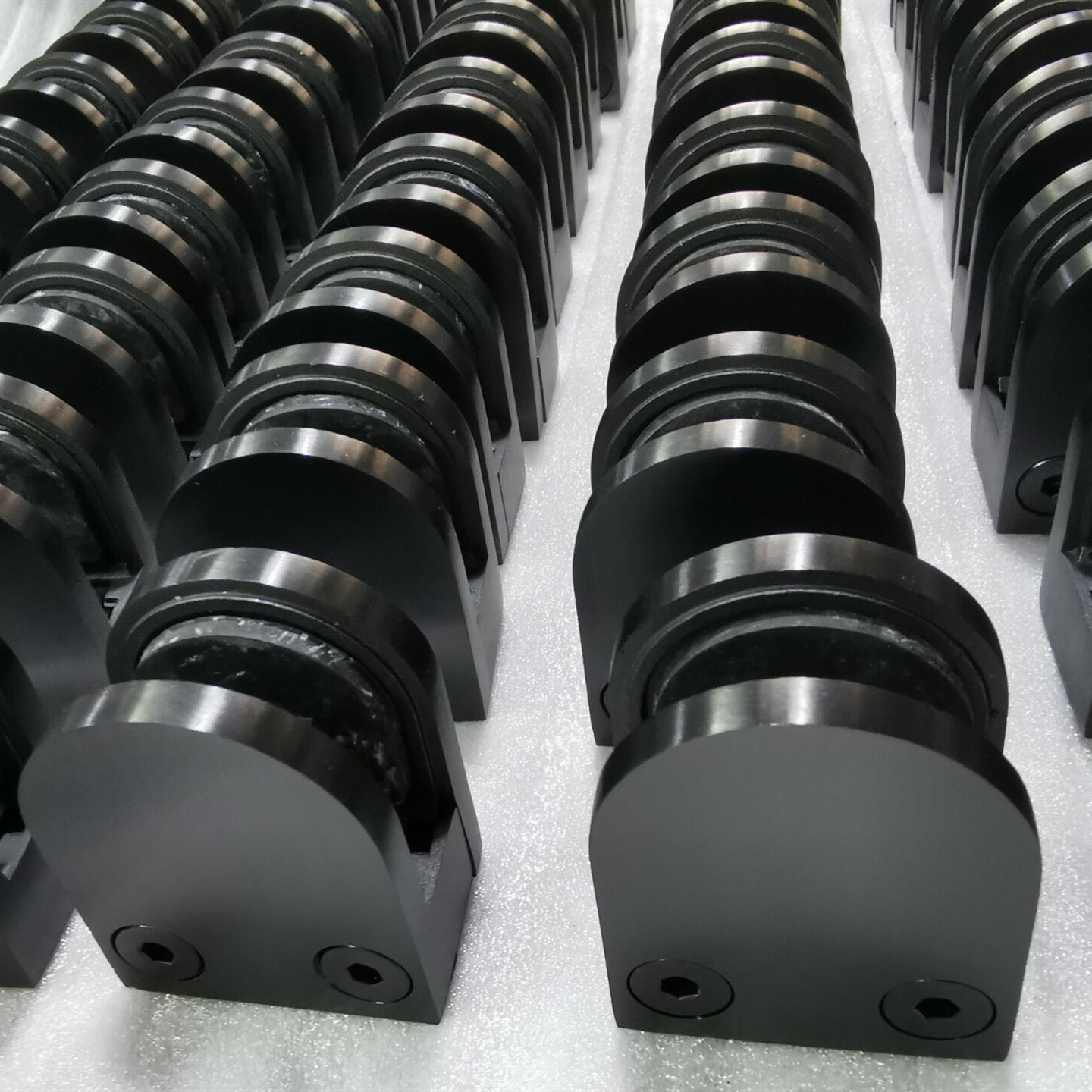 Schwarze Mattfarbglasklemme G105 mit flacher Rücken für quadratische Pfosten / Pole oder Wandbefestigung