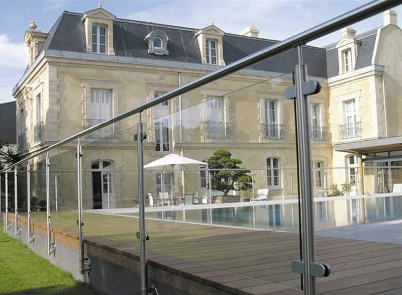 Cina corrimano per scala esterna