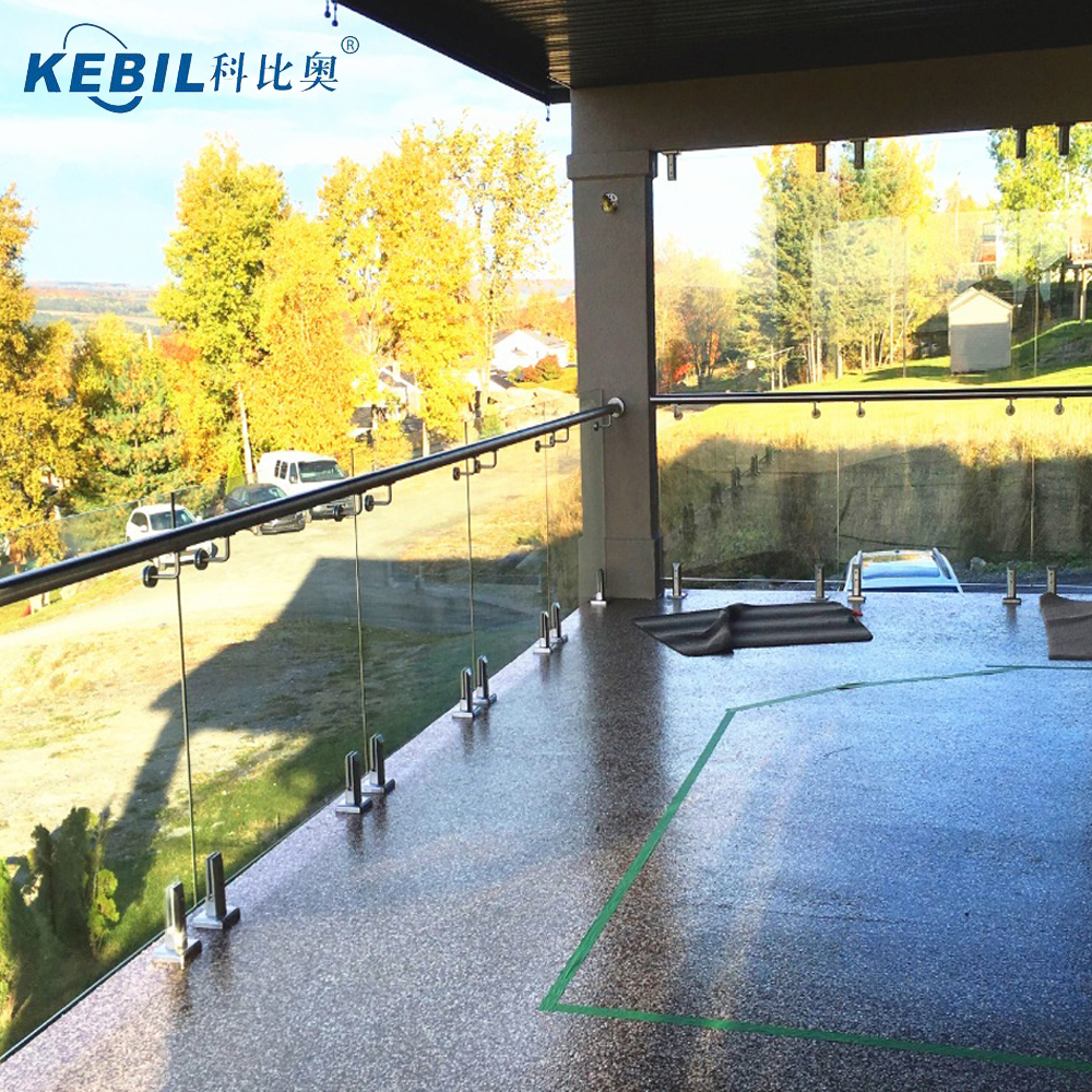 سطح الخيالة الزجاج بالوسترادينغ مع السكك الحديدية العليا