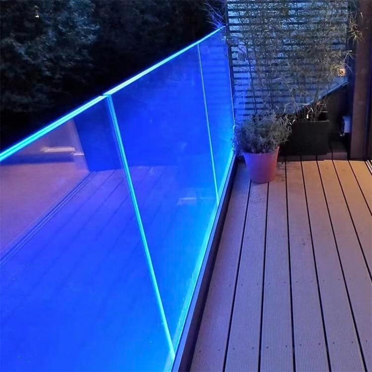 Deck Outdoor-LED-Glasgeländer rahmenlose Aluminium U-Kanal-Glas-Balustrre-Balkon-Zaun-Klemmglasgeländer mit LED-Licht