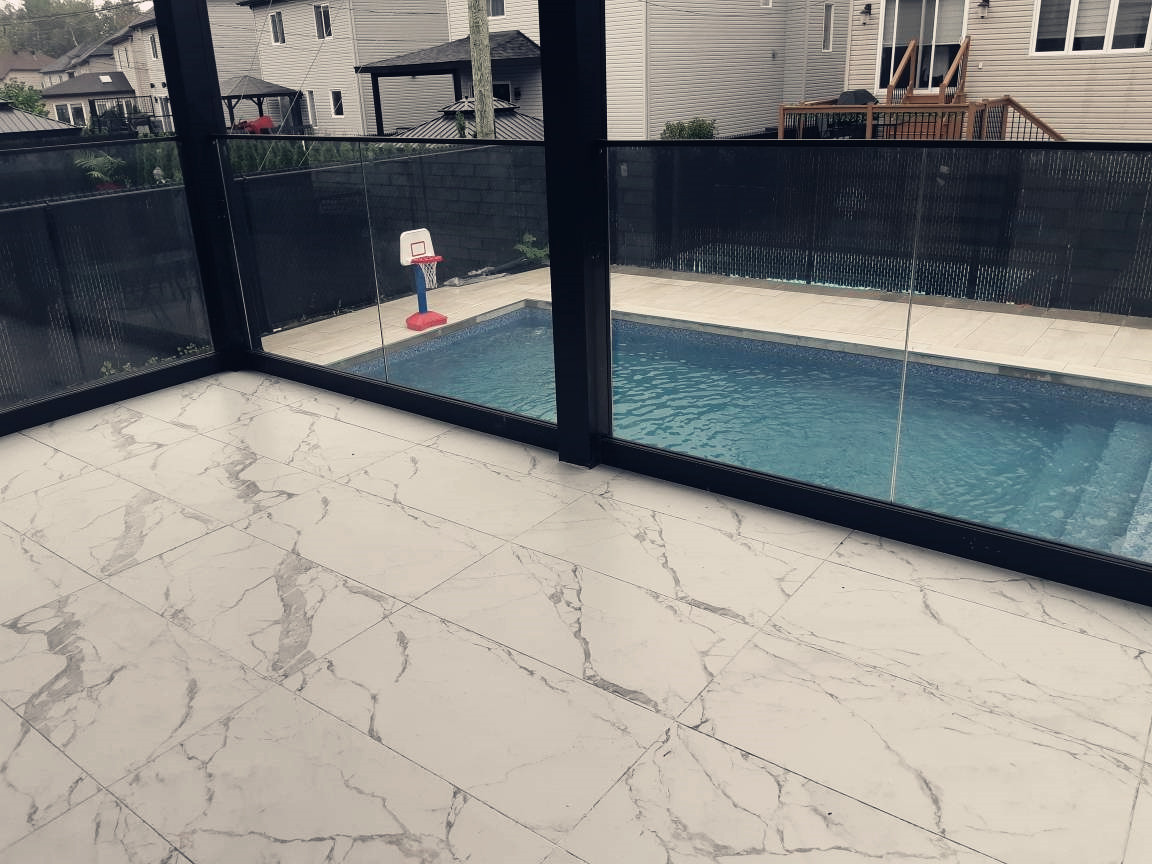 Deck Outdoor-LED-Glasgeländer rahmenlose Aluminium U-Kanal-Glas-Balustrre-Balkon-Zaun-Klemmglasgeländer mit LED-Licht