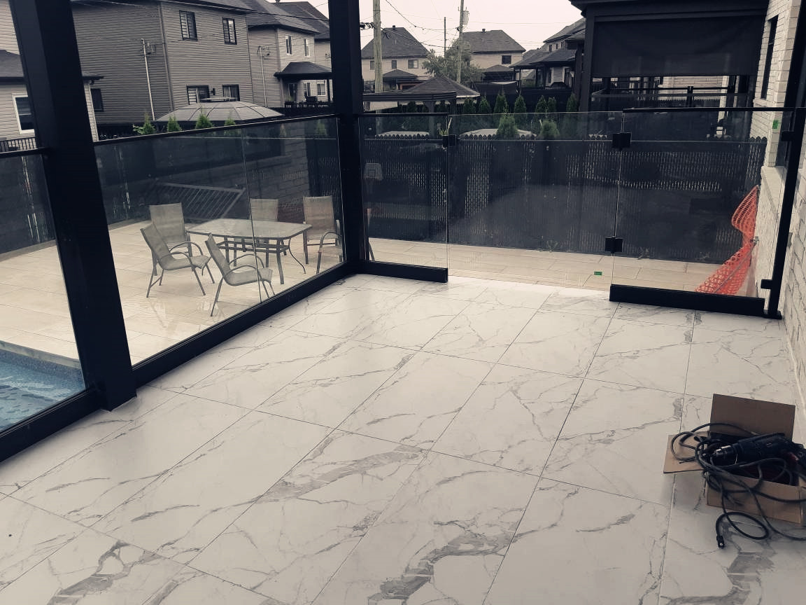 Deck Outdoor-LED-Glasgeländer rahmenlose Aluminium U-Kanal-Glas-Balustrre-Balkon-Zaun-Klemmglasgeländer mit LED-Licht