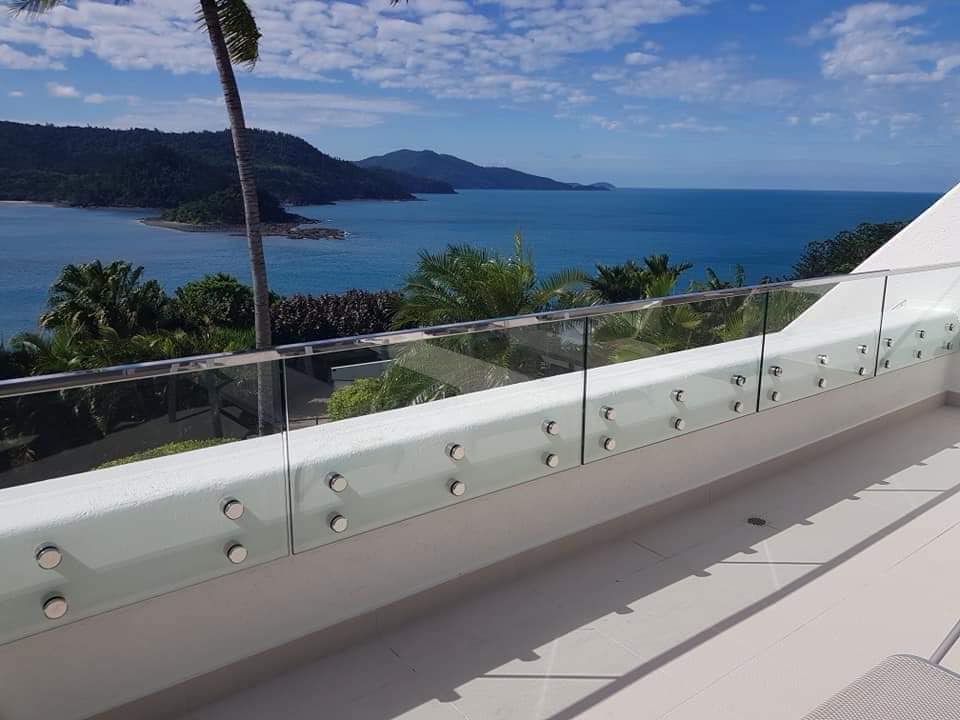 Diseño de barandilla de cristal sin marco de cristal de acero inoxidable Pines Stain Friend Sistema de barandilla