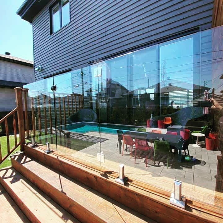 Полностью бескаркасный патрубок для забора из матового черного стекла