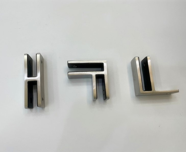 استقرار الألواح الزجاجية لسور فرملس