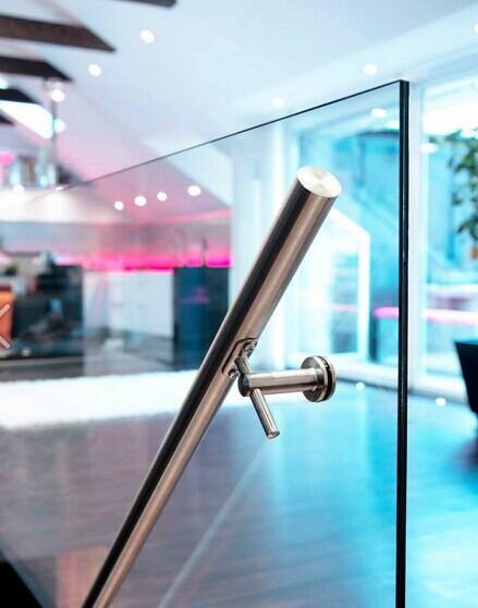 Glass handrail bracket for staircase