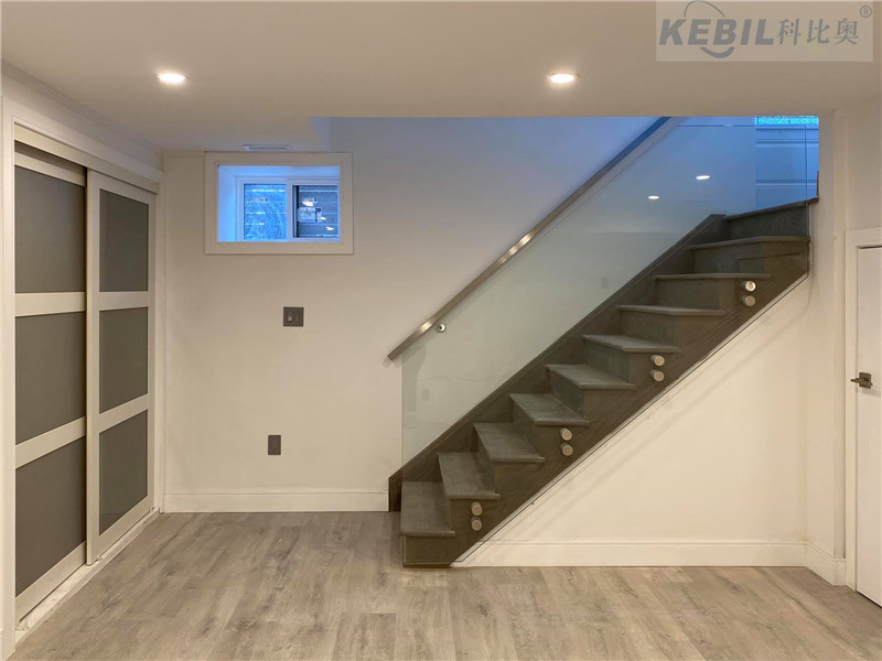 Op zwaar werk berekende trapleuning met glasbevestiging