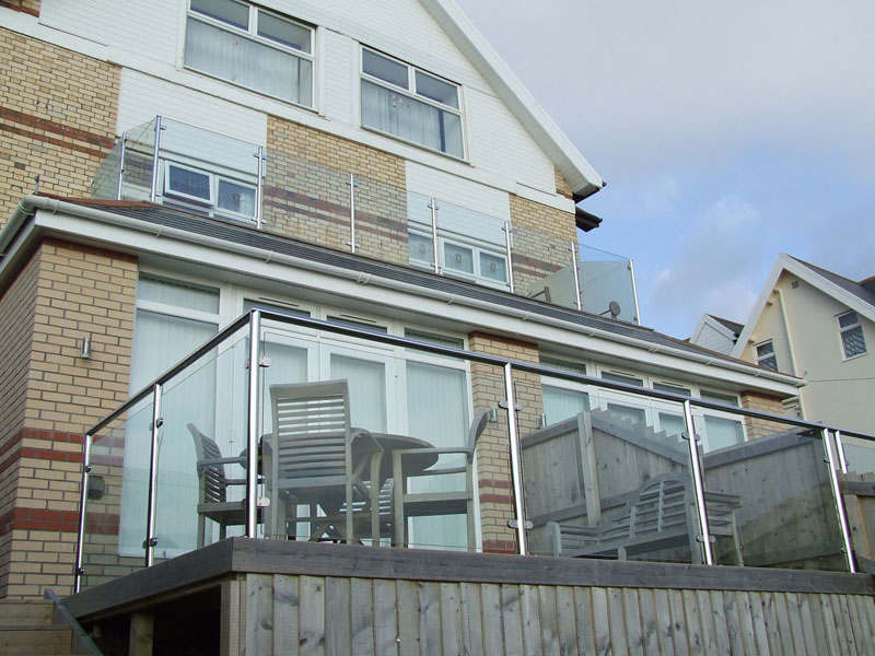 Metalen hek balustrade leuning rond post φ50.8mm met glas clips toegevoegd van balkon, trap, dek en zwembad glazen reling