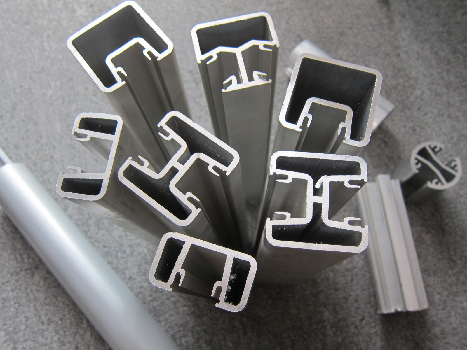 Runder Aluminiumgeländerhandlauf oder Aluminiumpfosten für Glasgeländer