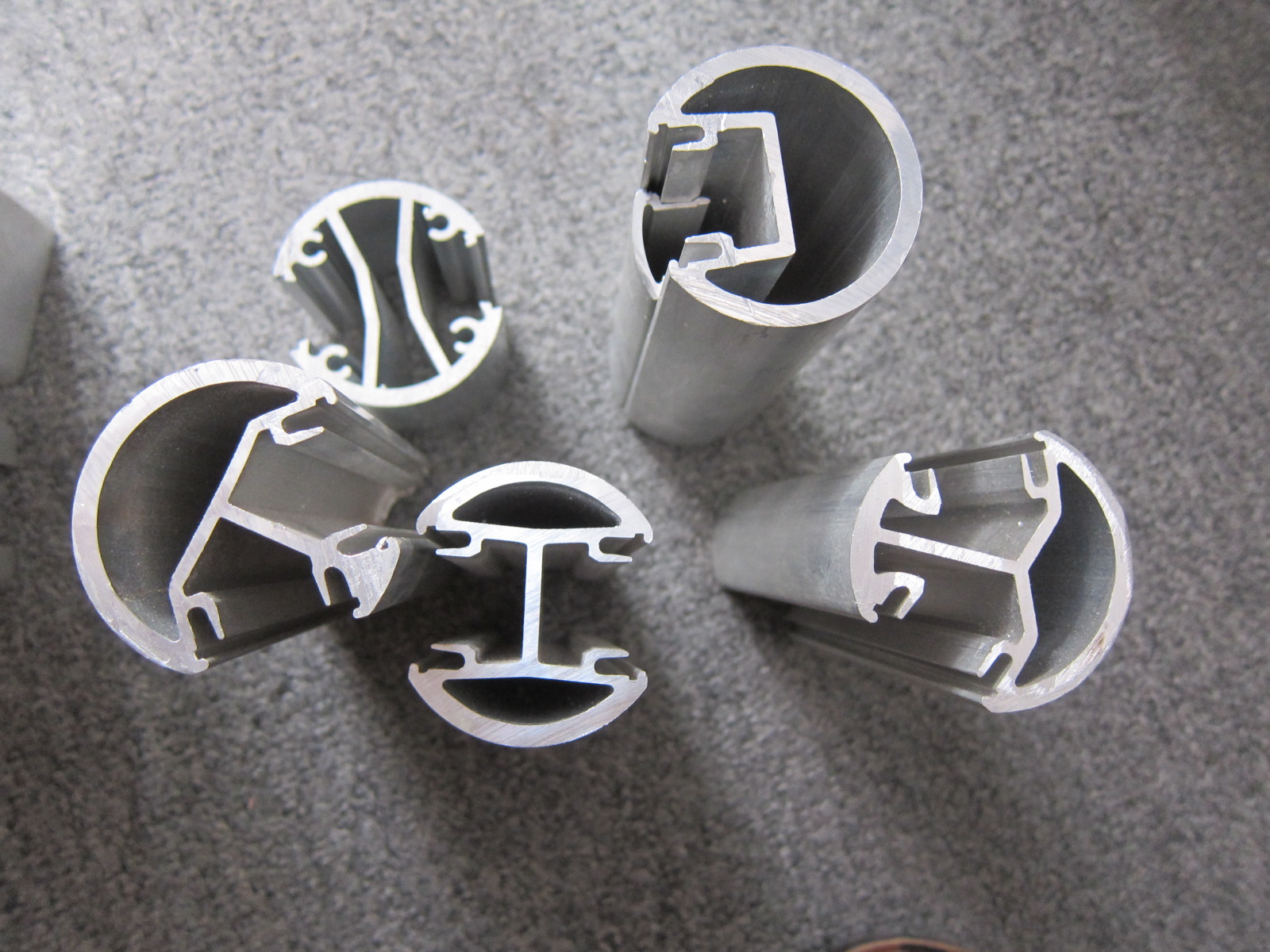 Runder Aluminiumgeländerhandlauf oder Aluminiumpfosten für Glasgeländer
