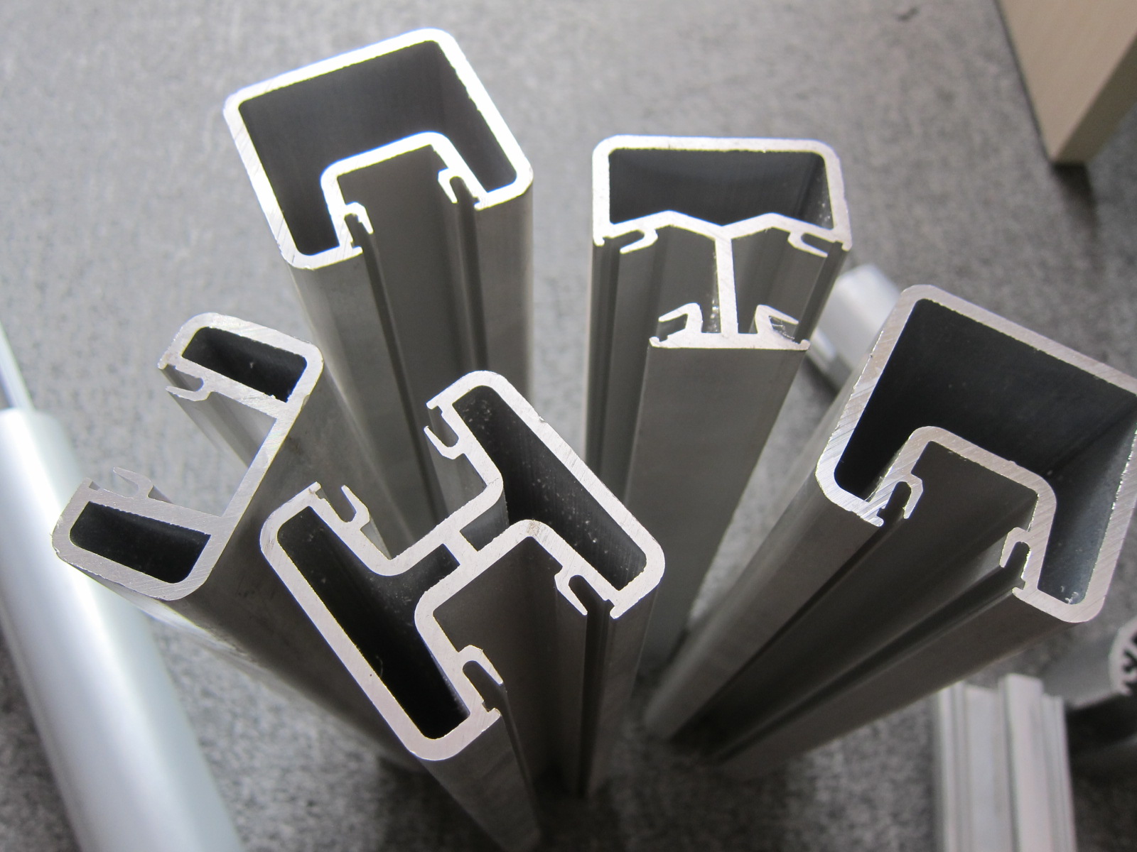 A forma quadrada esgrima piscina semi-frameless pós corrimão de alumínio